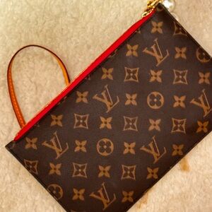 The most adorable LV pochette !